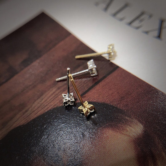 Women's Mini Four-leaf Clover Earrings Simple Fresh Style Elegant Small Flower Zircon New Style Sleeping Free Earrings