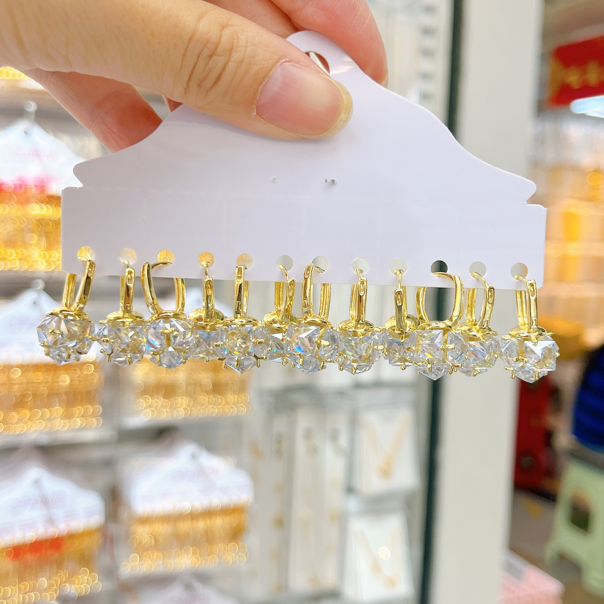 Aretes transfronterizos de diamante de zirconio nuevo temperamento de alta sensación aretes de aretes de aretes de lujo ligero diseño de aretes para mujeres
