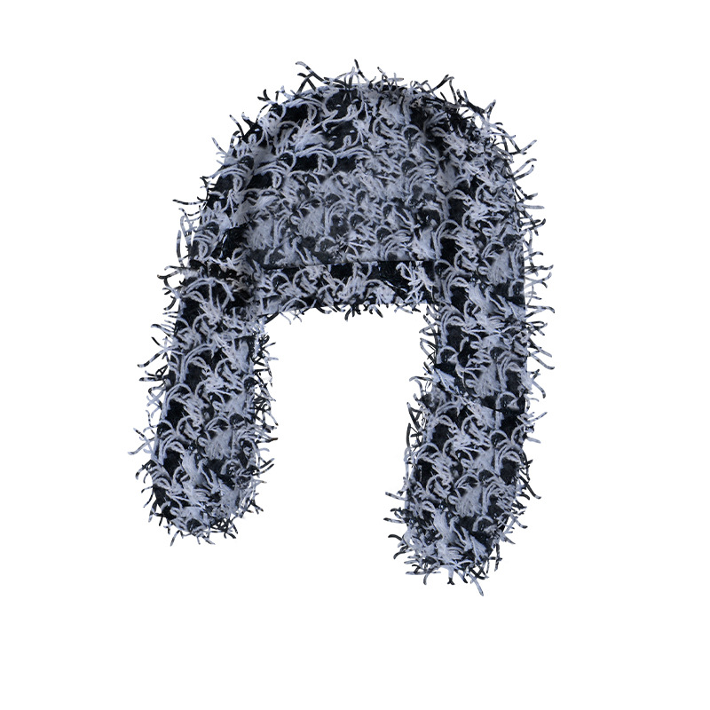 Talvine õues jalgrattasõit fliisist tuulekindla külmakindla kõrvakaitsemütsiga, suusaspordi soe ja kulunud kootud müts_voghion.com