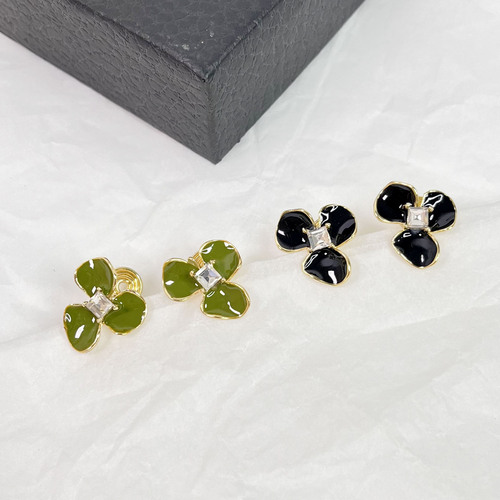 Enamel Drop Green Clover Ear Earrings for Women Without Piercing, Advanced French Retro Ear Decor, Unique Design
