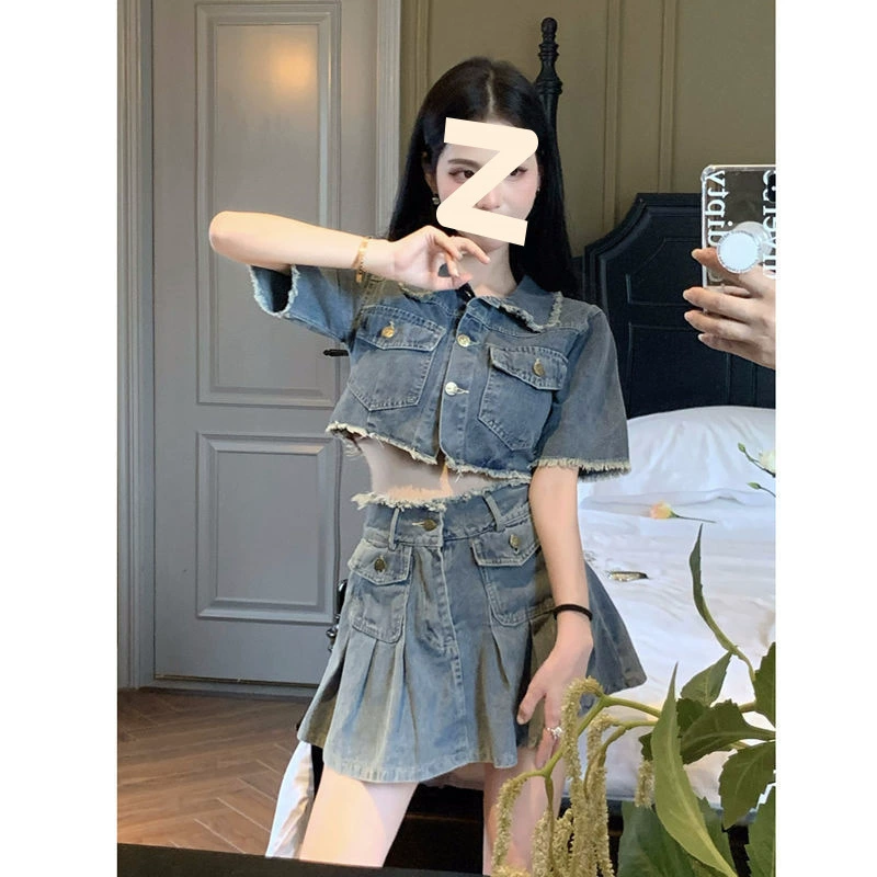 Ретро джинсовый костюм с короткой рубашкой с необработанным краем, женская летняя юбка с высокой талией, короткая юбка, нишевый комплект из двух предметов