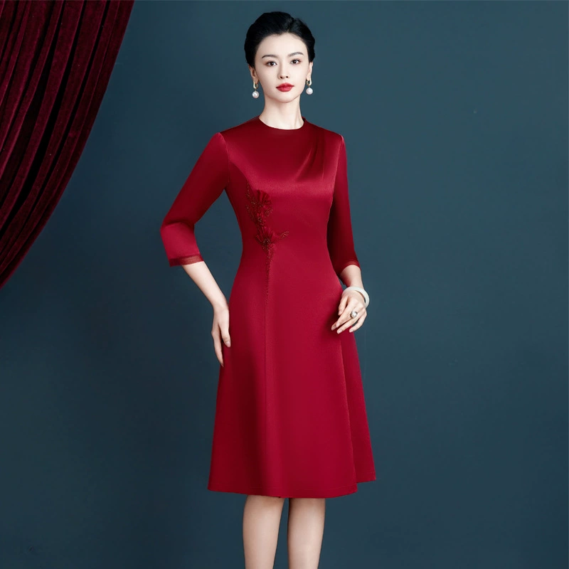 2025 Весеннее новое платье с винно-красными гвоздями