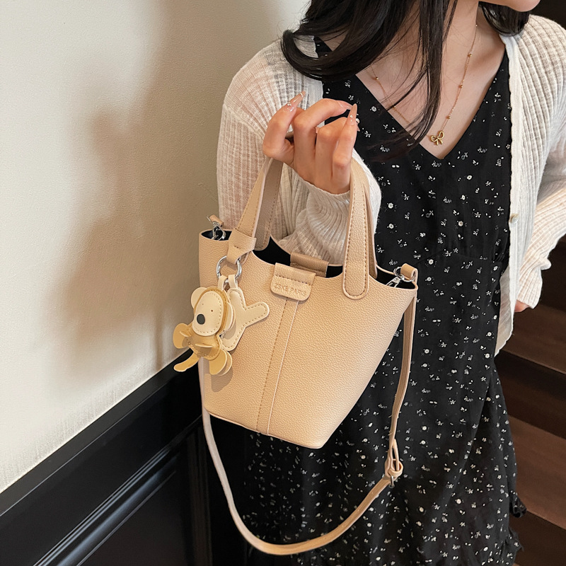 2025 nuevo bolso de nicho bolso de cubo con patrón de lichi bolso de canasta de verduras de alta calidad bolso de hombro bolso de mensajero de moda