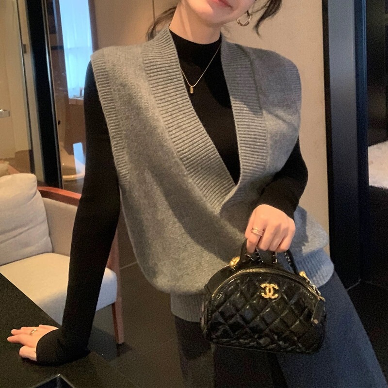 V-neck pullover sweater vest 2026 autumn collection, solid color, loose fit, casual sleeveless knitted vest for women
