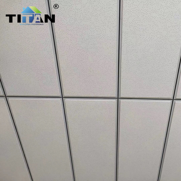 600*600 Tablero de lana mineral que absorbe el sonido Tablero general Techo de lugares públicos Tablero de aislamiento acústico antibacteriano Techo a prueba de humedad