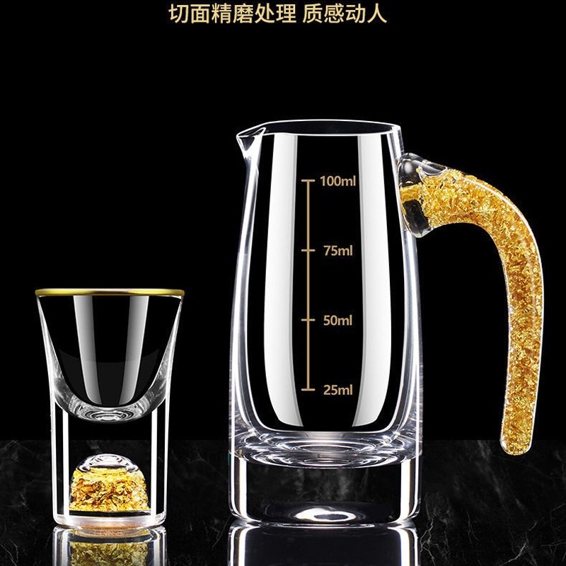 Lujoso chapa de oro taza de vino blanco dispensador de vino conjunto de tazas de vino domésticas pequeñas una taza de vino de estilo chino con soporte de taza de escala