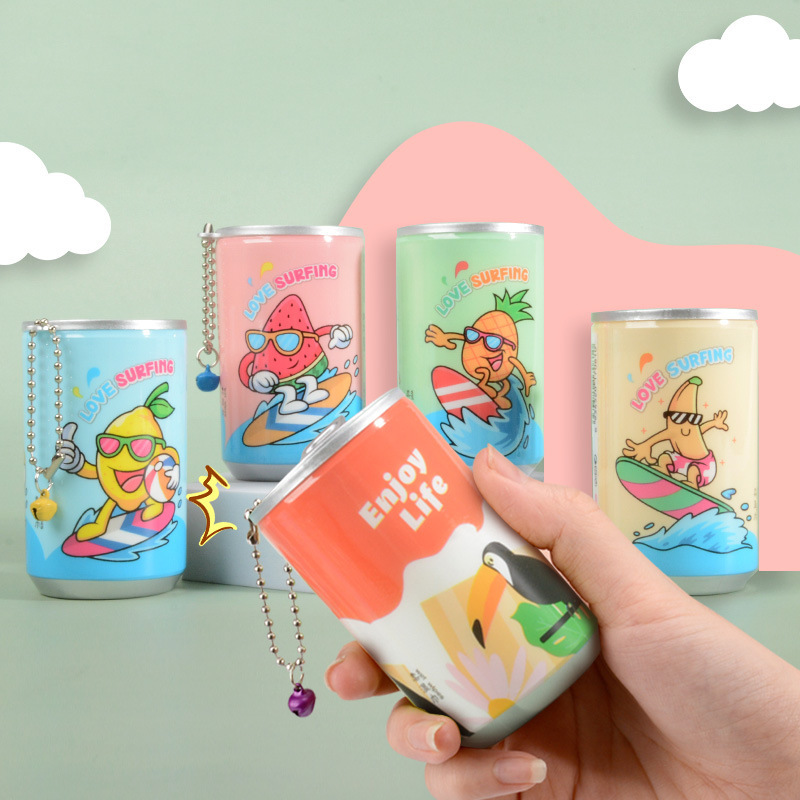 瓶の創意ミニはコーラ缶のウェットティッシュを持ち歩いています。|undefined