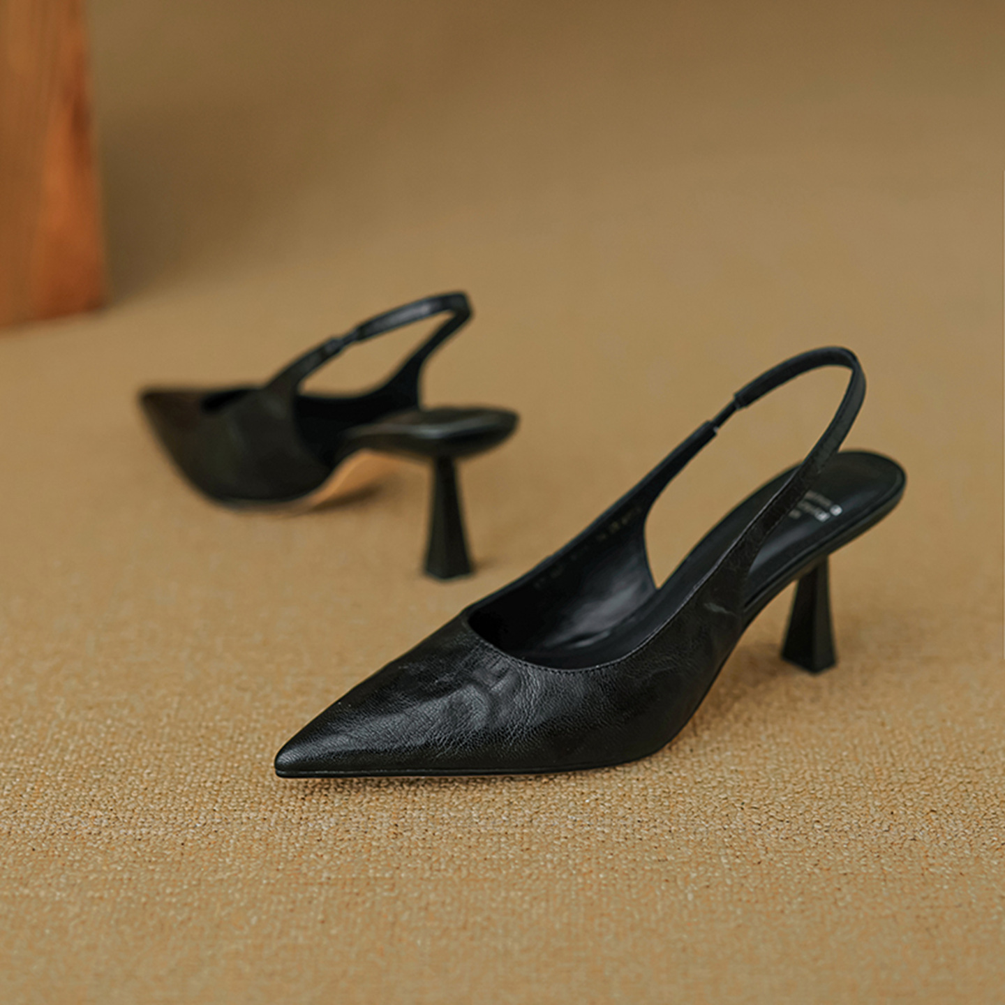 Sandal cao gót nữ mũi nhọn hở gót, da cừu, phong cách Hàn Quốc đơn giản — đen