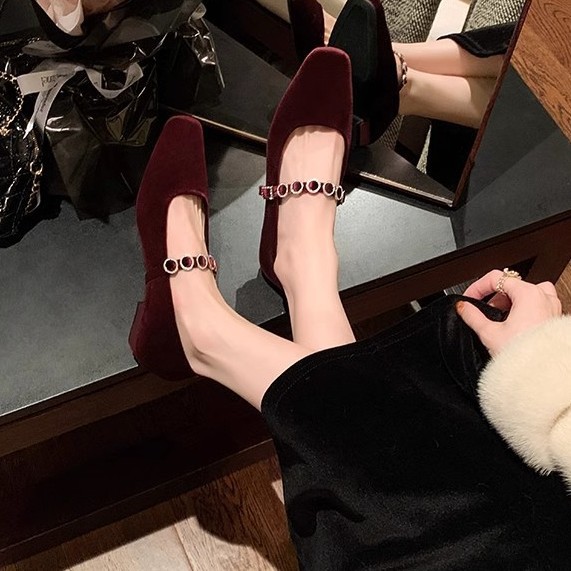 Nuevos zapatos de tacones altos franceses de cabeza cuadrada de invierno de la uva con tacones bajos de camisa Mary Jane.