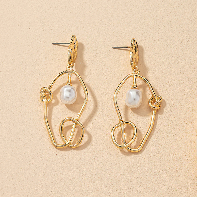 New Metal Pearl Fashion Earrings display picture 4