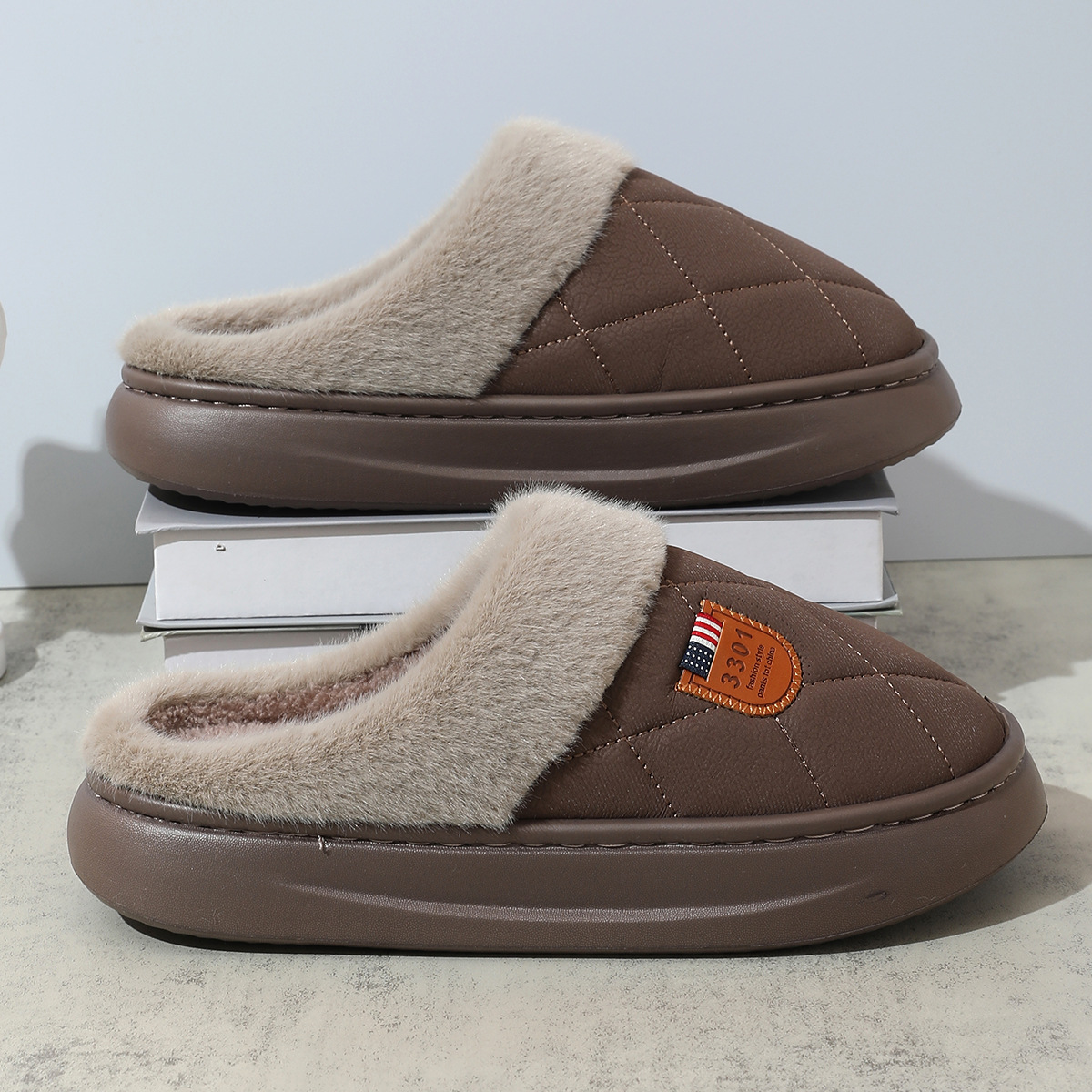 2023 nuevos hombres de algodón zapatillas de invierno de lana casa zapatillas de color a juego de fondo grueso Zapatillas de algodón caliente hombres en stock venta al por mayor