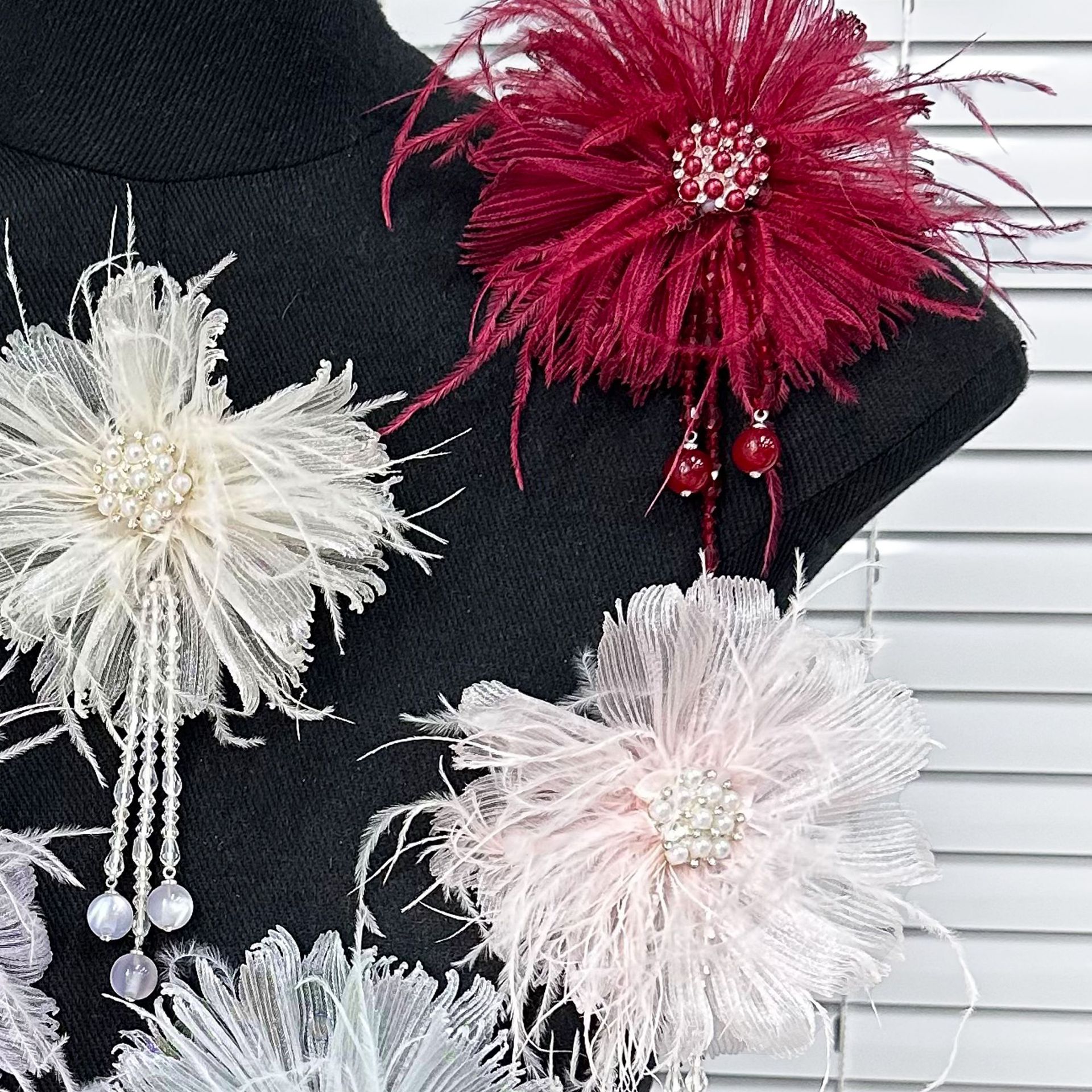 Plumas de perlas de Qixian accesorios de flores hechas a mano broches de cabello DIY temperamento pectoral ropa característica accesorios al por mayor