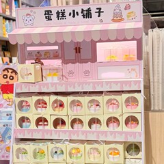 ミニケーキの小さい店のかわいい風のデザートの道具をシミュレーションしてショーウインドーのケーキの模型の結婚祝いの装飾台の偽のケーキを並べます。