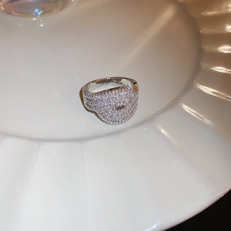 レトロな円形の緑松石の開口指輪の宮廷風の大衆の設計のファッション的な指輪の軽い贅沢な高級感の食指の指輪