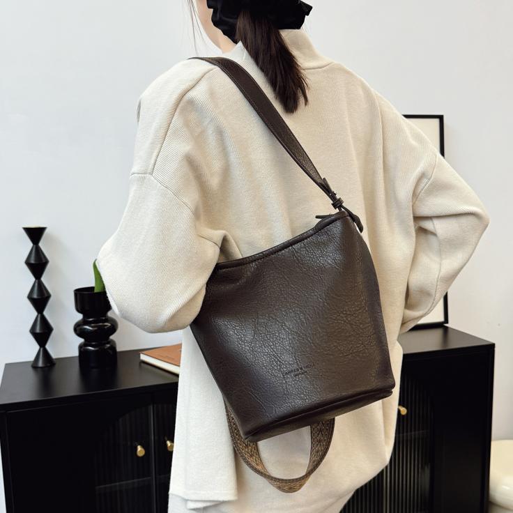 Este año, bolsos populares de mujeres de gran capacidad 2025, nueva moda retro, bolsos de hombro de alta calidad, bolsos de cubo de agua.