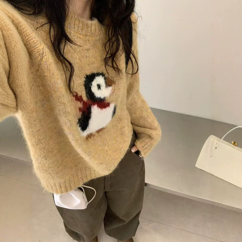 Qiumin: Stylish cartoon penguin and letter-patterned jacquard crew-neck sweater, a new versatile top for women, G2108