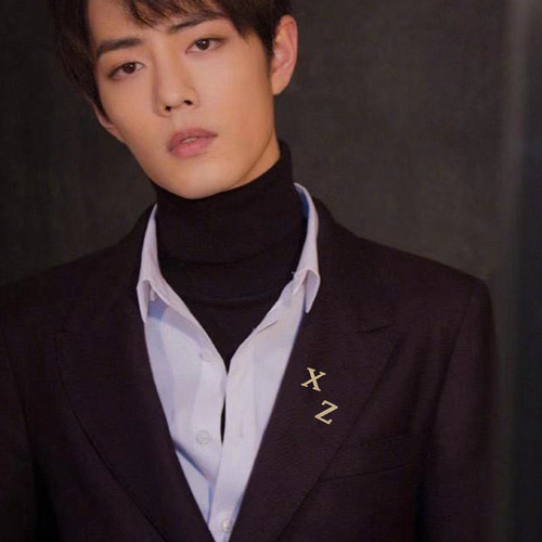 Titanium steel 26 English letter brooch for men and women, simple pin badge pin decoration, Xiao Zhan's same style clothing accessories