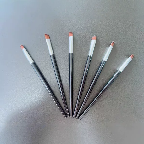 Eyebrow brush lip brush portable lip brush makeup brush single eyebrow brush vignetting eye shadow brush lip brush black plastic rod makeup