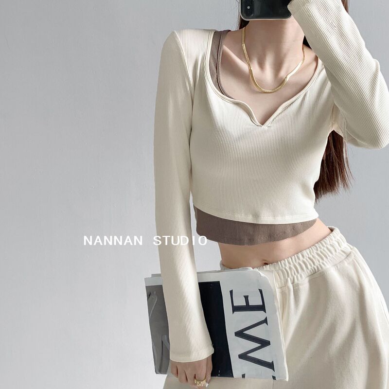 Design Sense Hot Girl Fake Two-piece Color Matching Small V-neck Long-sleeved T-shirt Women's Autumn Slim-fit Slimming Short Navel-exposed Chic Top