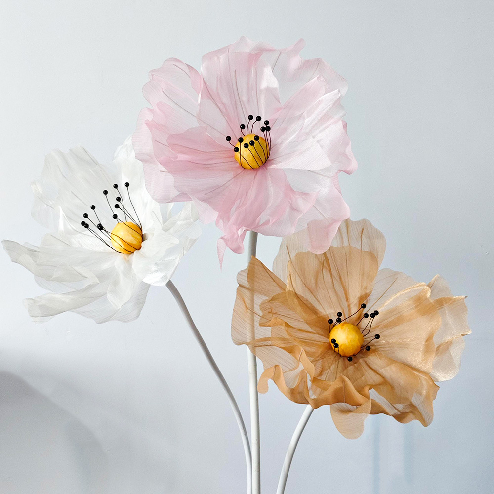 Flores hechas a mano de tela de seda perlada del centro comercial del hotel atrio escénico diseño fotográfico decoración de tarjetas de perforación al aire libre