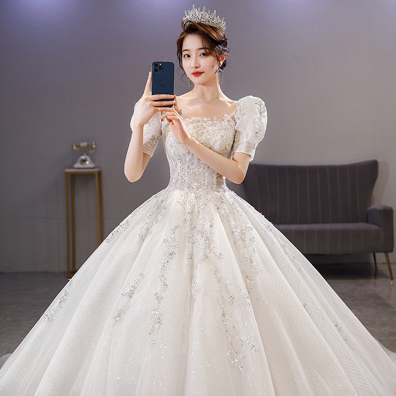 Vestido de novia ligero estilo francés, modelo nuevo de verano 2026 para novias pequeñas, mangas cortas para cubrir brazos gruesos, elegante vestido de novia con cola larga.