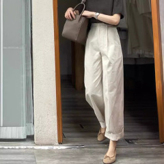 白い高腰の狭い版のまっすぐな筒の広い足のズボンの女性