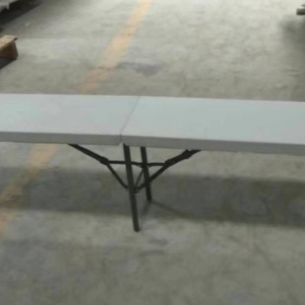 Puesto al aire libre mesa plegable simple portátil al por mayor mesa de camping y silla de oficina en casa tira de plástico noche mercado mesa de comedor