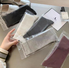靴下の女性の綿の靴下の秋冬の新型の中で筒の積み重ねの靴下のファッションのシンプルなアンコラの赤い保温の通気性の運動のストッキング