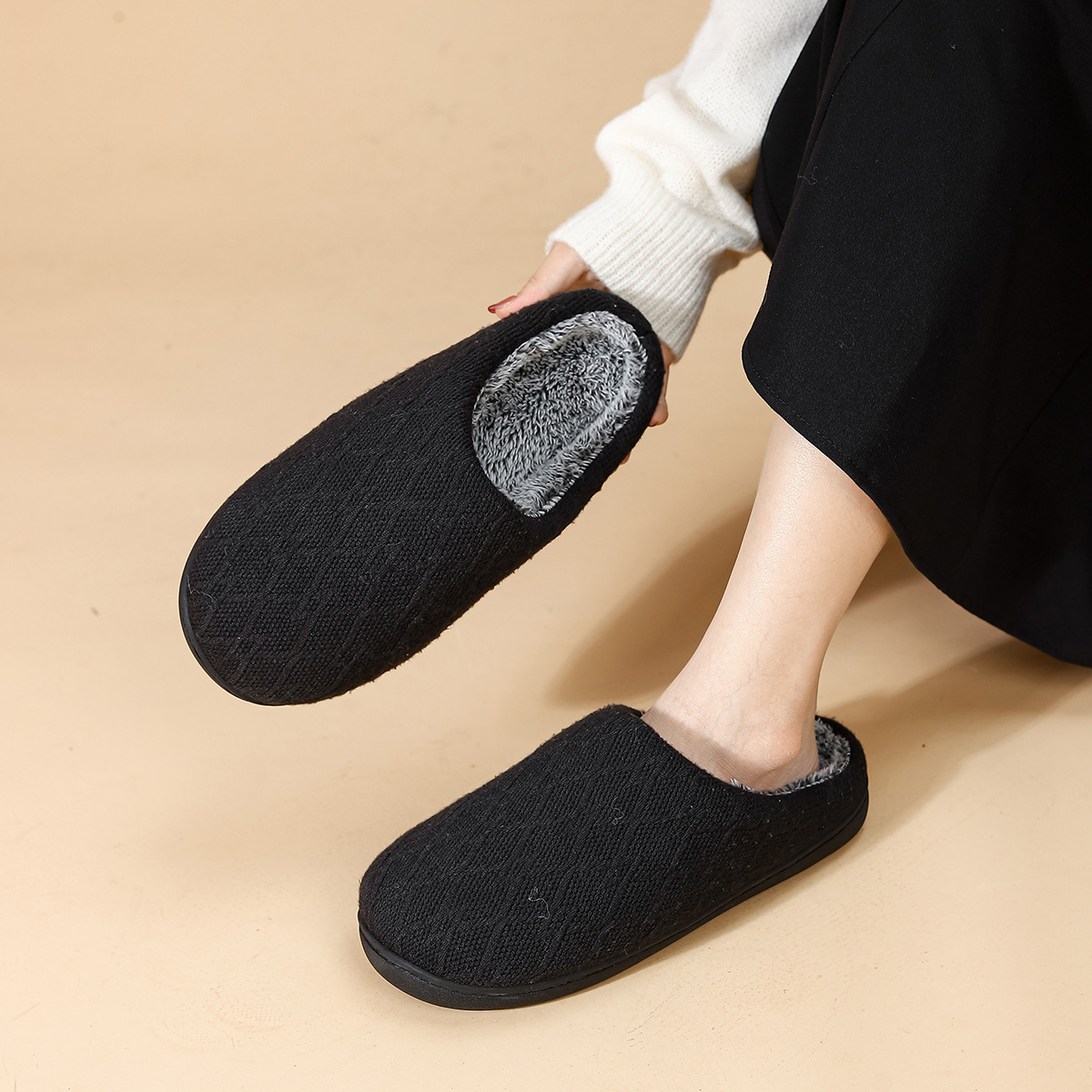 New woolly slippers with warm couples cotton slippers non-slip plus wool thickening cotton drag soft bottom in autumn and winter_voghion.com