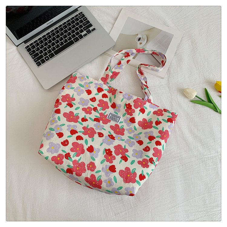 The large-capacity single-shoulder bag for student commuting is a bestseller in early spring. The Korean-style fresh and simple floral fabric bag is a versatile tote bag undefined