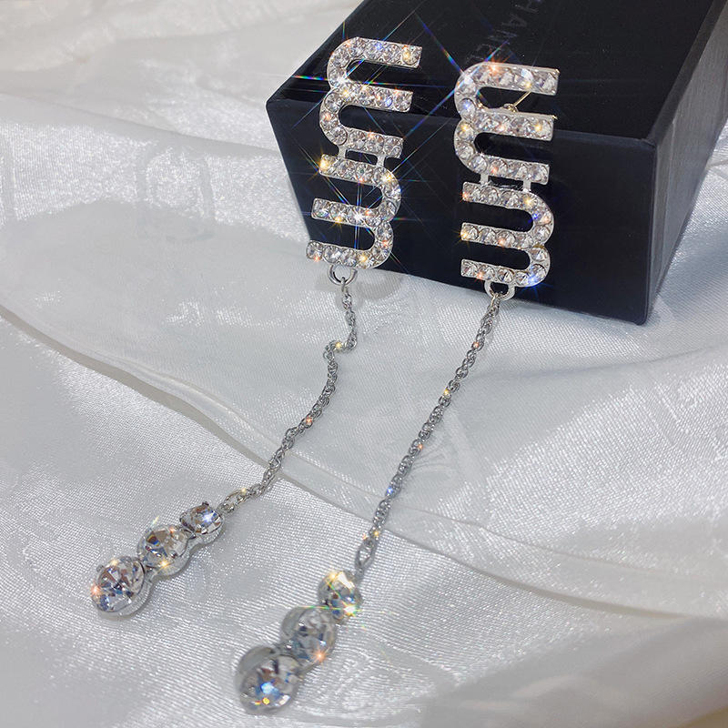 Neue Volle Diamantbuchstaben Kreative Quastenohrringe Koreanische Nischendesignohrringe Frauen display picture 1