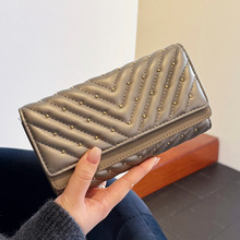 2025新款女式手拿钱包时尚复古潮铆钉菱格两折卡包百搭多功能钱夹