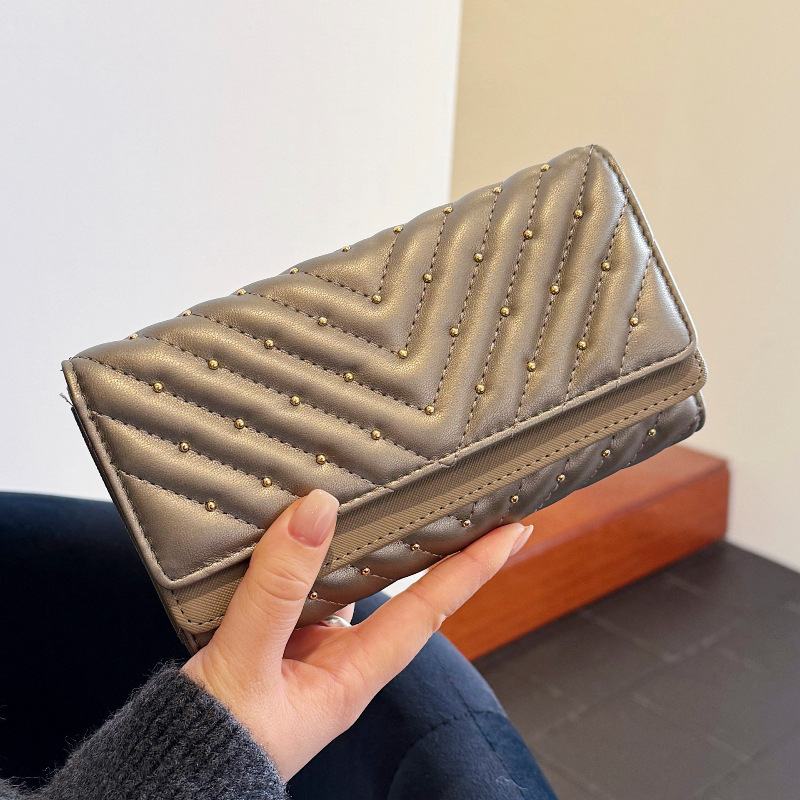 2025新款女式手拿钱包时尚复古潮铆钉菱格两折卡包百搭多功能钱夹