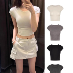 新しいギャルの修身の小さい飛の袖の女性の夏のタイトな丸首の半袖のtシャツの臍の短い上着のクロスボーダーの卸売り