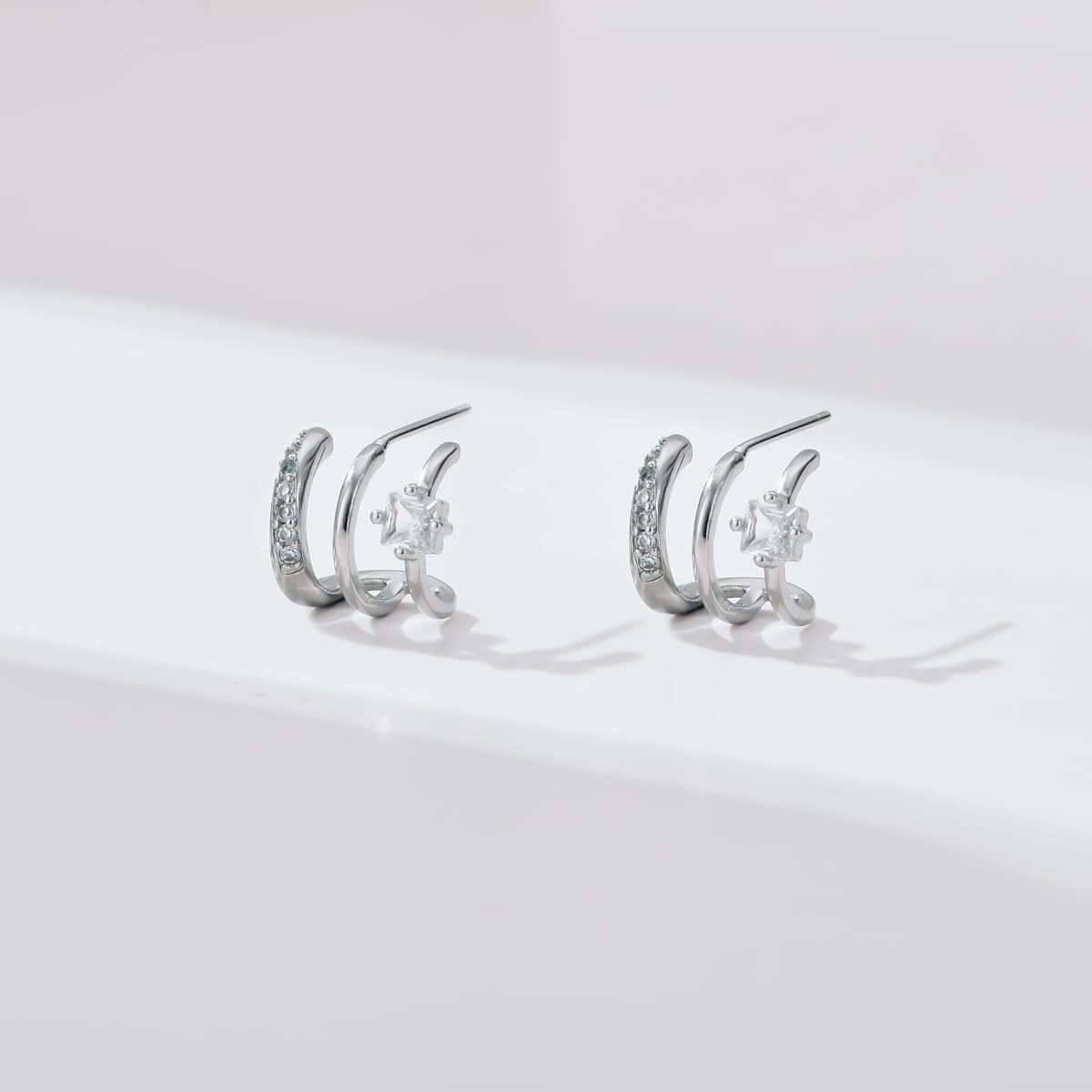 Europa y los Estados Unidos venden calientes transfronterizos de moda arco de tres garras pernos de diamante para orejas personales para mujeres
