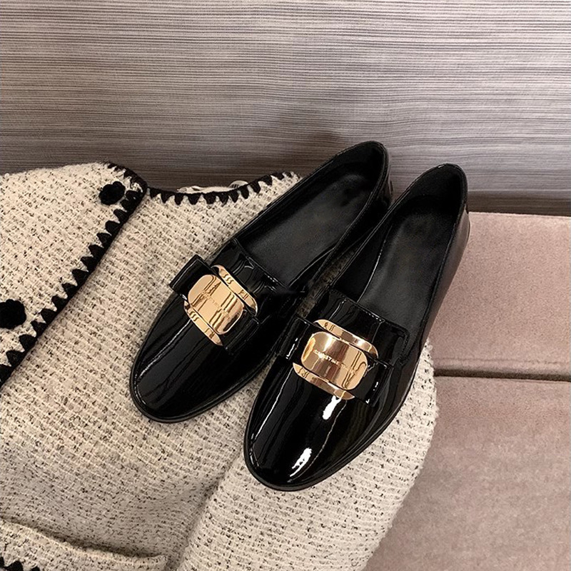 2025 primavera nuevo rojo plano zapatos de hebilla metálica perezoso un pedazo suave zapatos de cuero pequeñas mujeres
