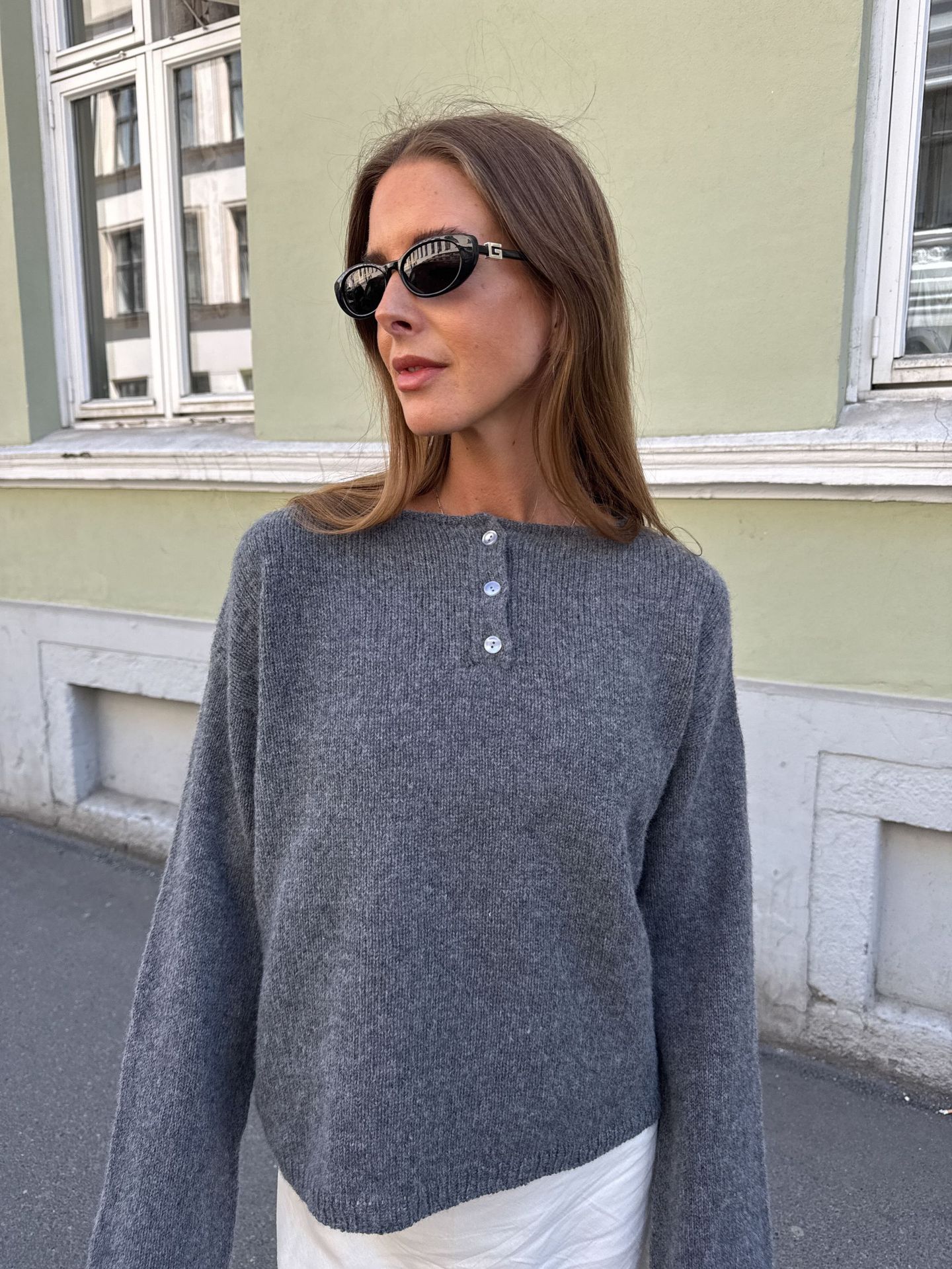 Knitted pin with a round collar