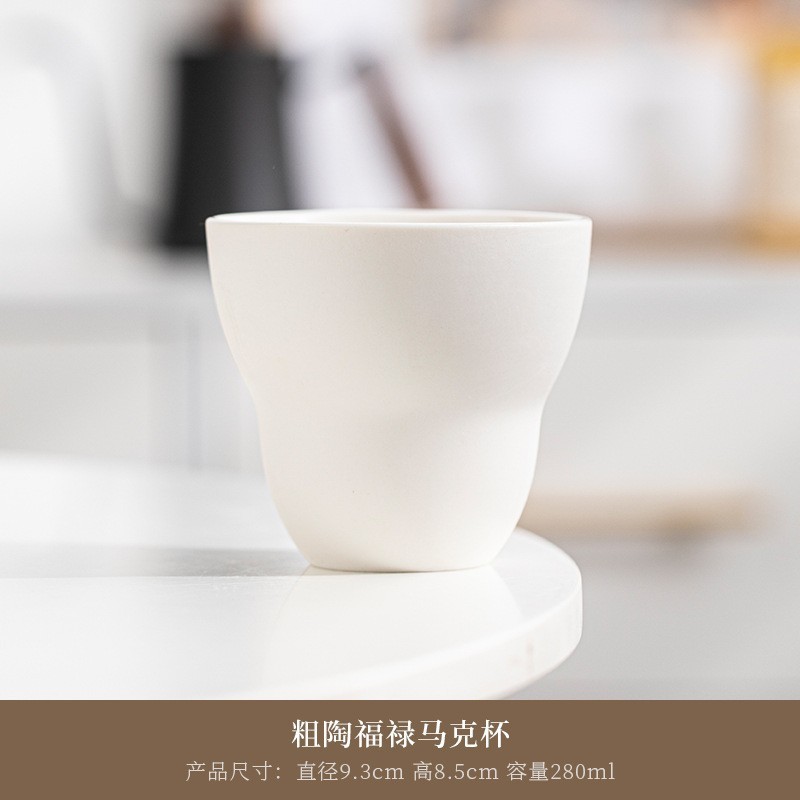 日本式の手はコーヒーのコップの陶磁器のマグカップの女性の高い顔の値の水の杯のイタリア式の濃縮の杯のプルカップのラテカップを握ります。|undefined