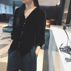2025秋季新款法式真丝丝绒V领长袖衬衫女百搭显瘦设计感小众上衣