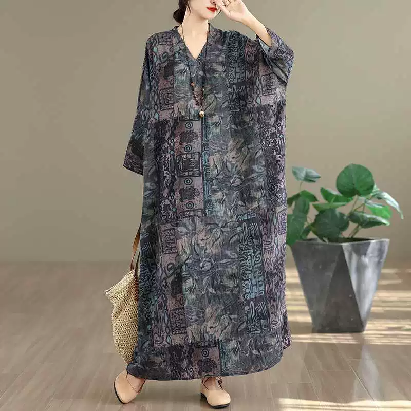 Фото реального образца нового весеннего платья 2025 года в стиле отдыха, с V-образным вырезом, в ретро стиле, длинной юбкой, из хлопчатобумажной и льняной ткани, закрывающей фигуру.