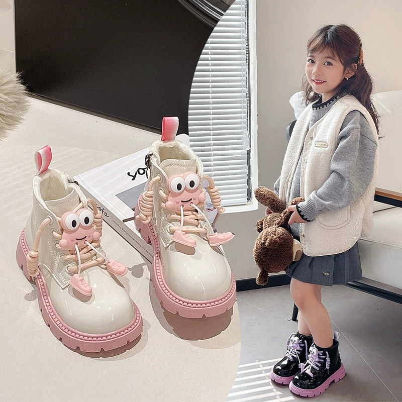 Детские сапоги для девочек с флисовой подкладкой для тепла, новая модель 2025 года, детские модные сапоги-мартинсы из лакированной кожи с мультяшным принтом, кожаные сапоги для девочек в стиле принцессы.