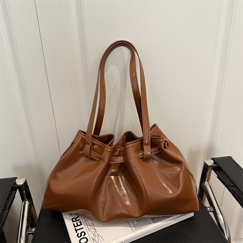 2025 moda pliegue sensación de bolso de mujer coreana brazo bolso de mano de calidad europea y americana de piel de cera de aceite bolso de hombro de viaje universal