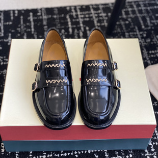 ��Ʒ�|��ţƤ��С��Ӣ���L�̽���ĸ���ٿەr�аٴ�һ�_�Ř���ЬŮ