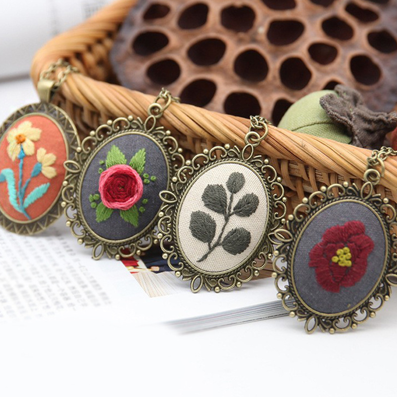 Fábrica hecha a mano DIY tejido suéter cadena novato europeo bordado flor y hierba material paquete aguja hilo Lu bordado COLLAR COLGANTE