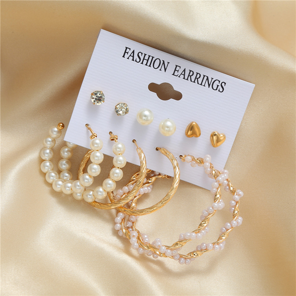 Korean Pearl Heart C-shape Earrings Wholesale Nihaojewelry display picture 5