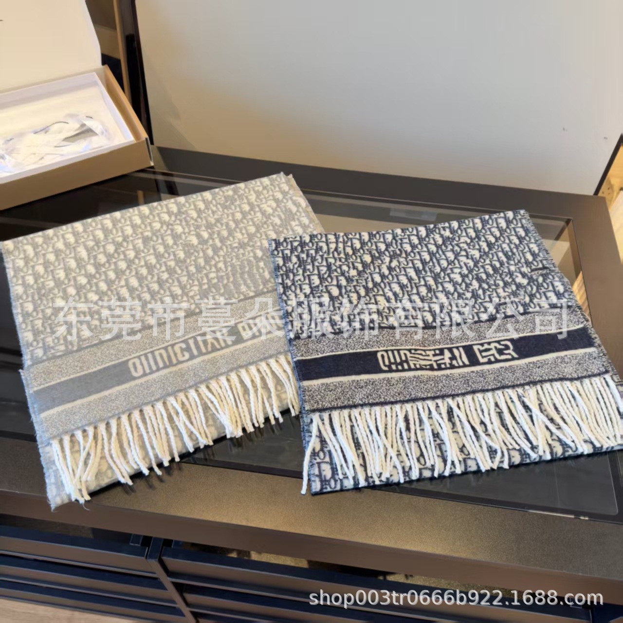 Woolen cashmere scarf with letters