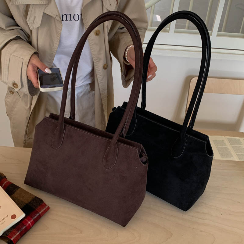 Otoño y invierno bolsas de mano de terciopelo de seda para mujeres 2025 nuevo ocio versátil bolsas de hombro de gran capacidad bolsas de viaje