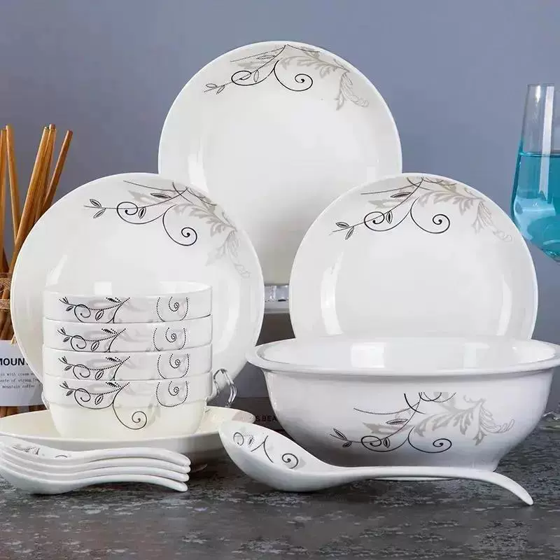 Набор керамической посуды для дома на 2-6 человек: тарелки, миски, ложки и палочки для еды, а также миска для лапши.