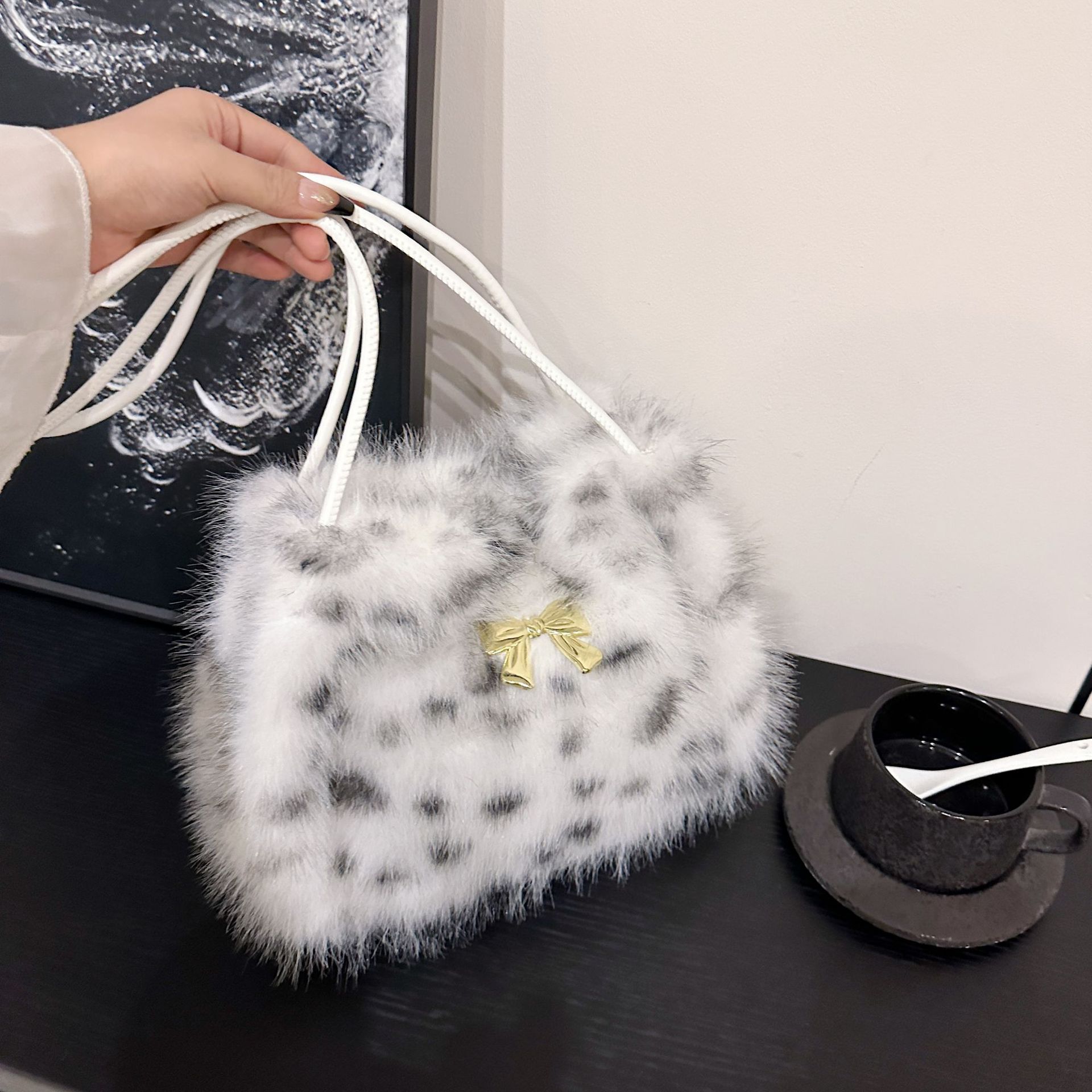 Nuevo bolso de peluche de moda 2024 en otoño e invierno, bolso de peluche de moda, bolso de peluche de un solo hombro, bolso especial INS
