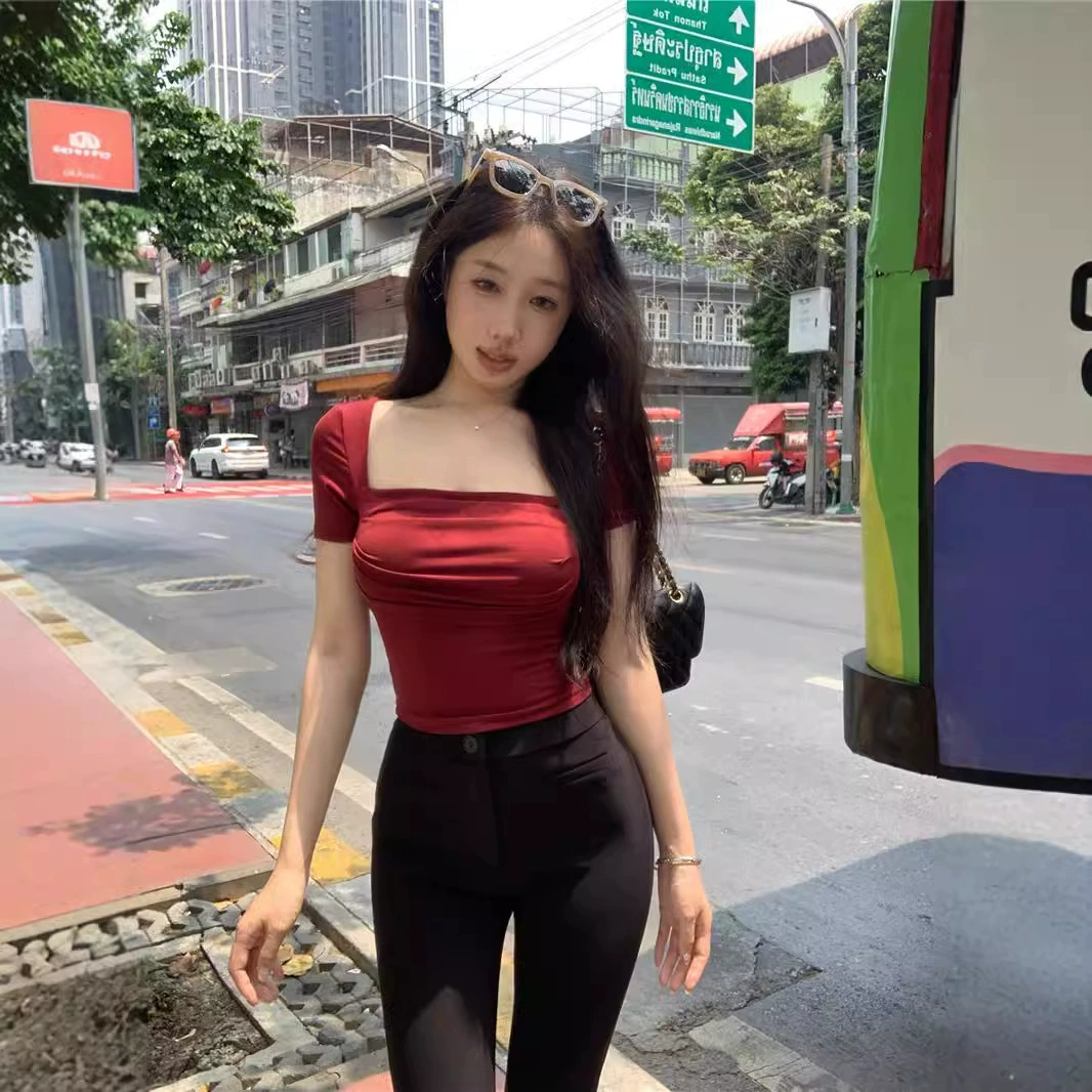 Горячая девушка красная узкая трикотажная футболка с короткими рукавами женская летняя складка тонкая с квадратным воротником